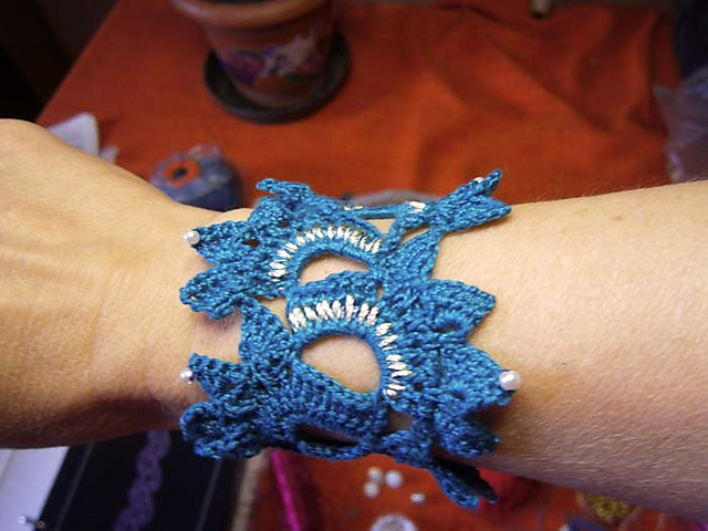 Bracelet crests