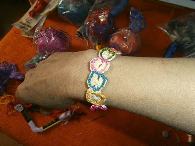 Chained multicolour hearts