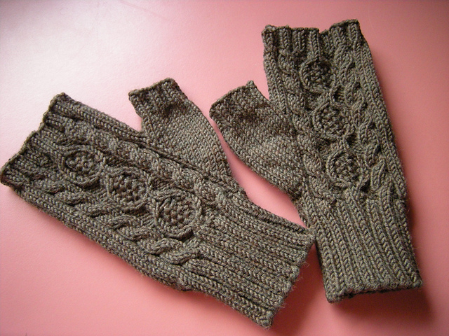 Banjo Cable Fingerless Gloves