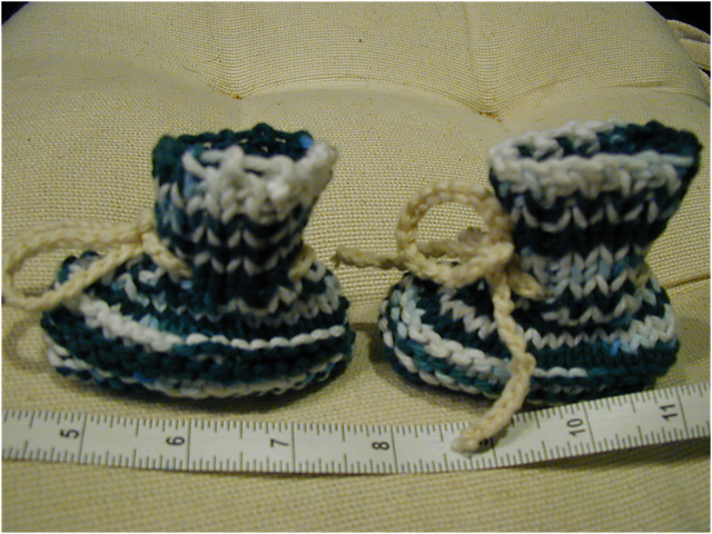 Minh's Seamless Baby Booties (top down)