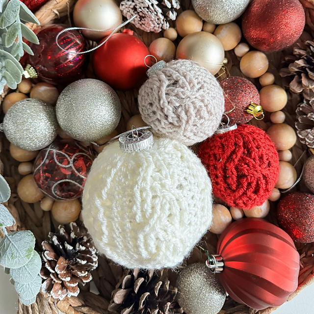 Cozy Cottage Cabled Bauble