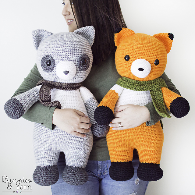 Maurizio the Big Fox and Fabrizio the Big Raccoon
