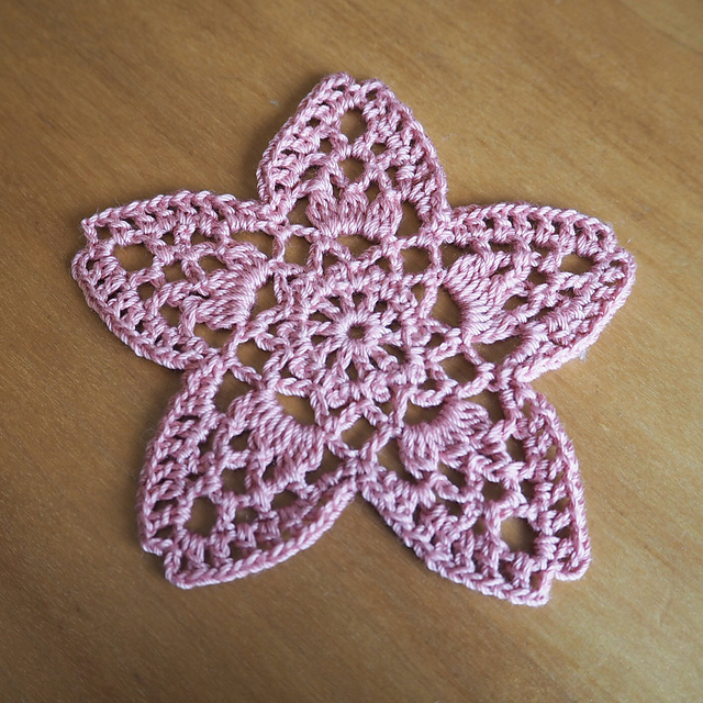 Ravelry: sakura doily 桜のドイリー pattern by chi-sa-ko