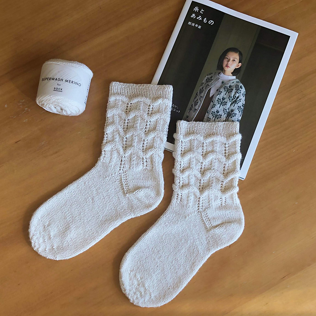 Ravelry: swan socks pattern by Sanae Nasu (那須 早苗）