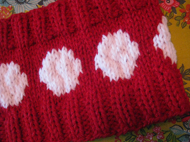 Col rouge et pas jaune à p'tits pois
