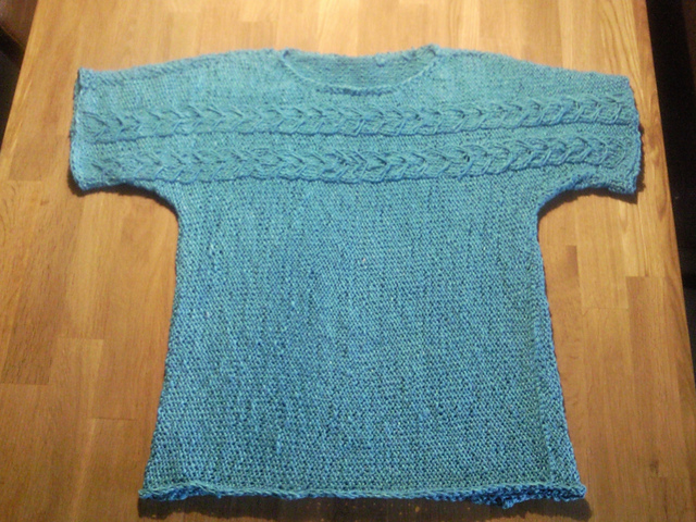 # 14 Pulli mit quergestrickter Zopfpasse