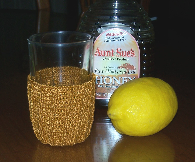 Cabled glass cozy