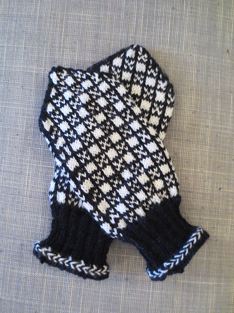 A variation on the Norwegian Hardanger mitten 
