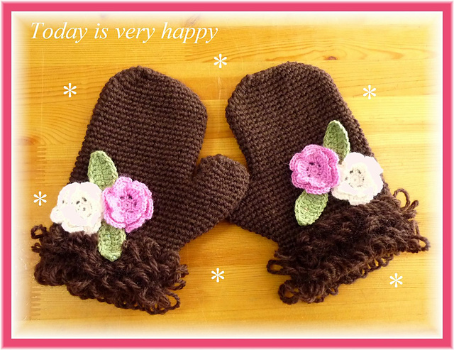 flower mittens（花モチーフの飾りひもつきミトン）