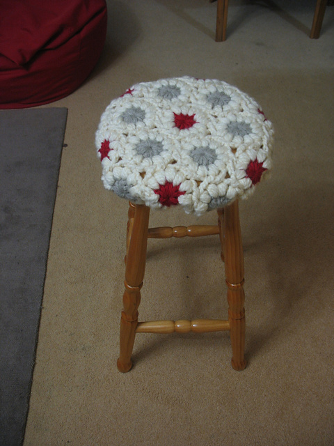 Ravelry: p.23 Stool Cover pattern by Naoko Shimoda (下田 直子)