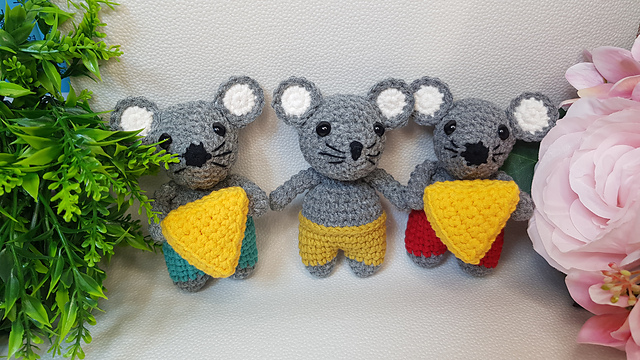 mouse armigurumi and keyring