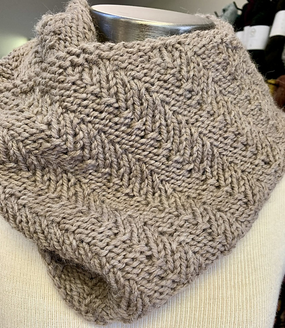 Diagonal Rib Chunky Cowl
