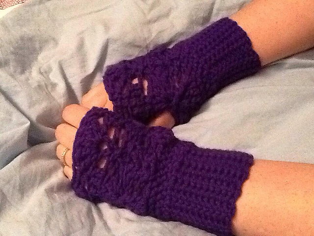 Violet's Sweet Pea mitts