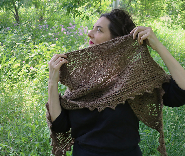 Ravelry: Azalea Shetland shawl pattern by bunnymuff - Mona Zillah