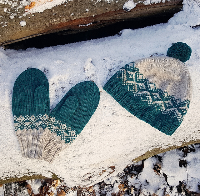 Changing Diamonds Hat and Mittens Set