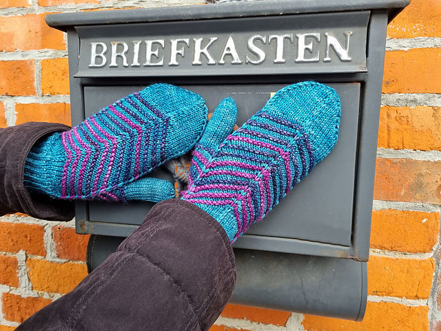 Chevronay Mittens