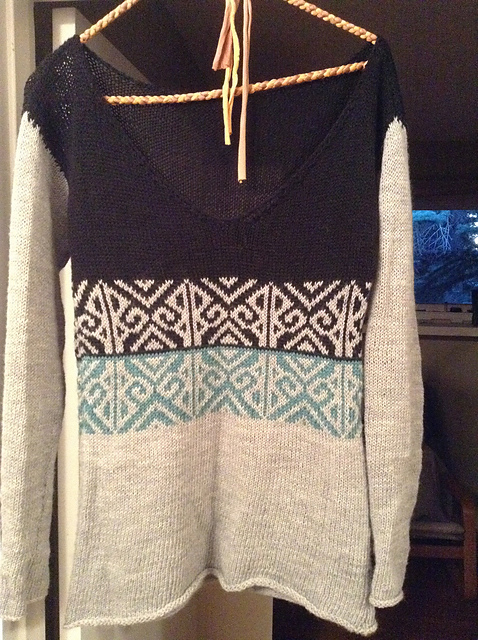 # 62 V-Pulli mit Jacquardbordüre