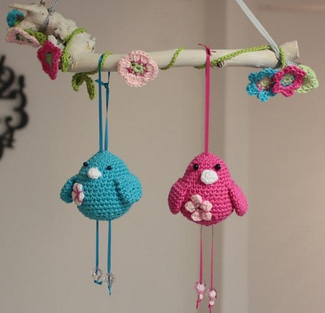 Hanging birds - Vogeltjes aan een tak