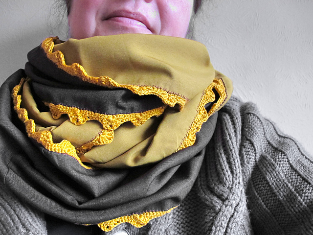 sjaal met golfrandje/scarf with waving edge