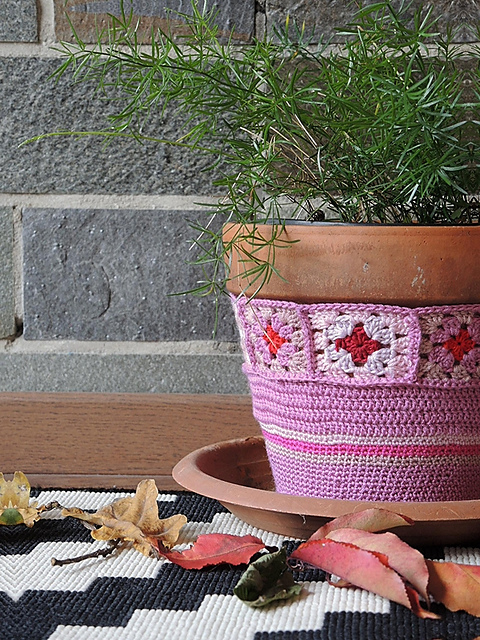 crocheted flower pot jacket