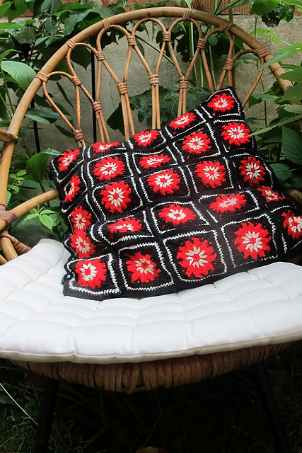 Grannykussen in rood, zwart en wit