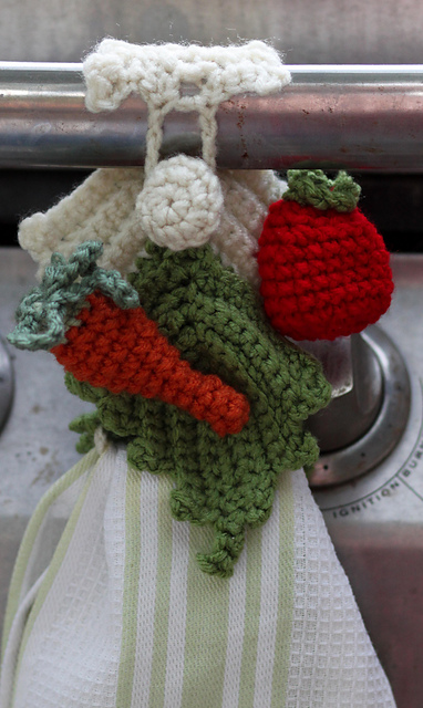 Venetian Leaf Towel Topper