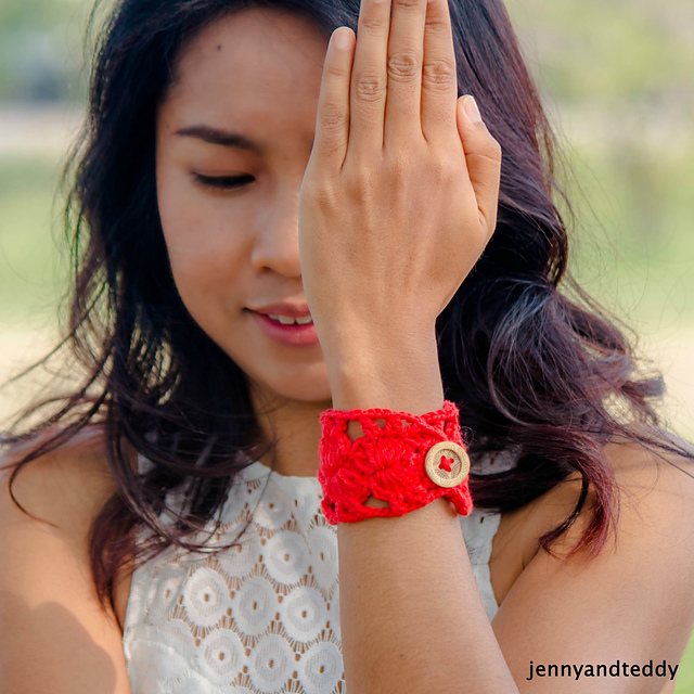 pretty in red button bracelet