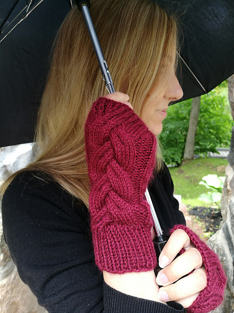 Fingerless gloves with cables