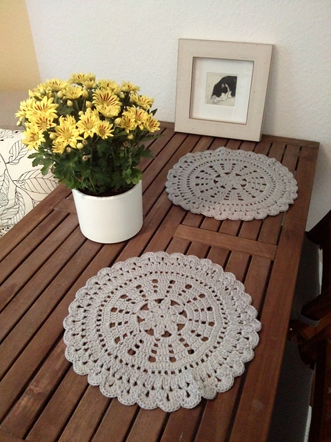 # 66 Gehäkelte Tischsets