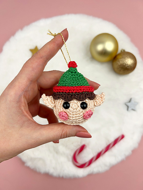 Christmas Elf Macaron