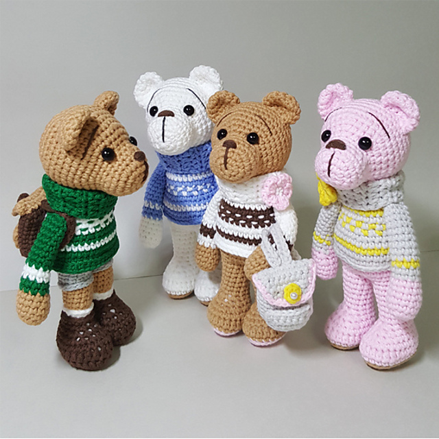 Amigurumi turtleneck bear