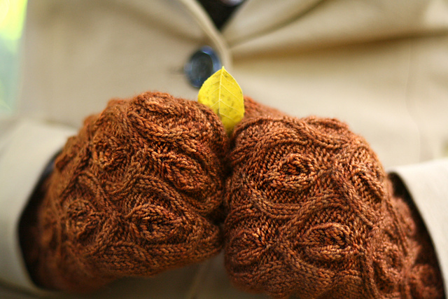 Ivy Trellis Mittens