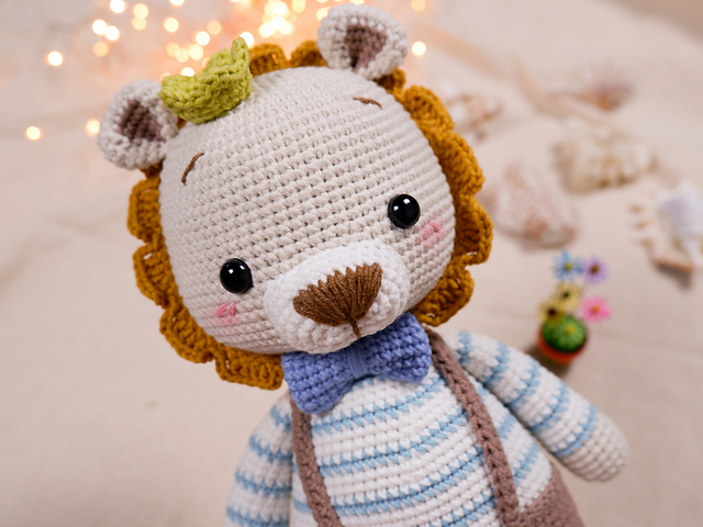 Neil the Lion Amigurumi