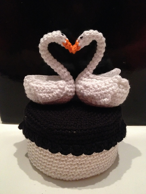 Loveswans on a box