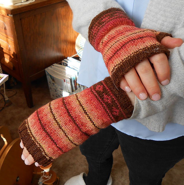 Accent fingerless mitts