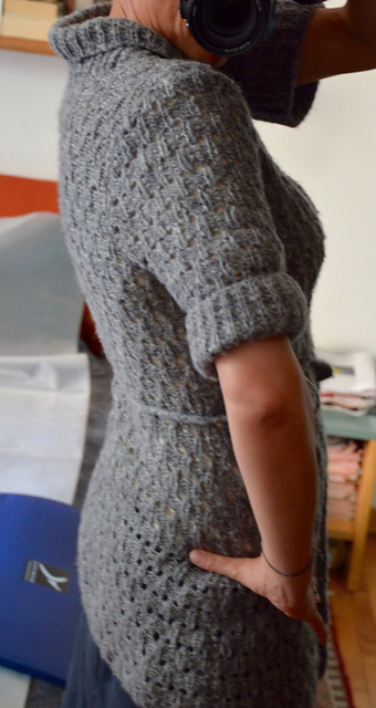 # 41 Kurzärmlige Wickeljacke mit Lochmuster