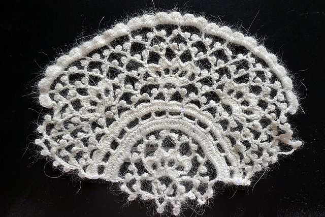 Semi-circle on a ground in a shape of a scallop