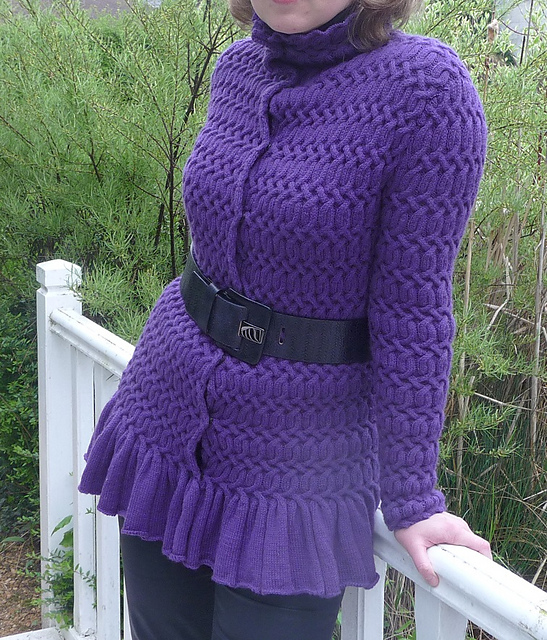 Flechtmusterjacke mit Rüschenblende