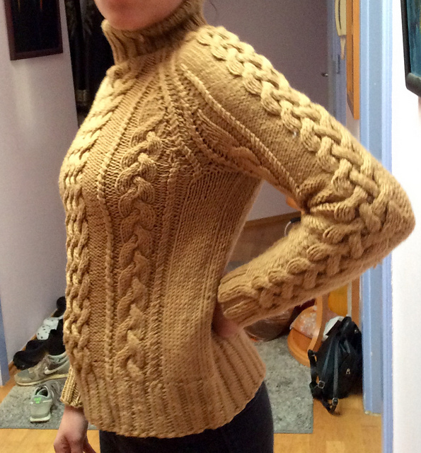 19 Raglanpullover mit Zopf / Raglan Sweater