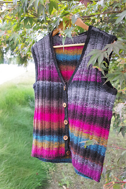 ＃5 Striped Pattern Vest（たて縞模様のＹネックベスト）
