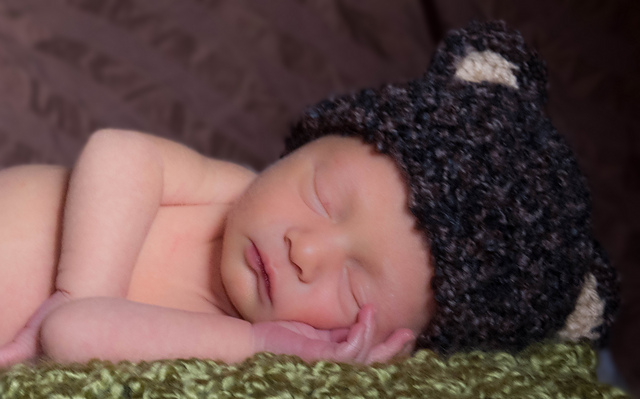 Hibernation : Newborn Bear and Mouse Hat