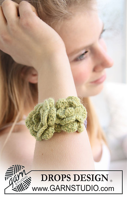 0-678 Crochet flower for armband or hair band