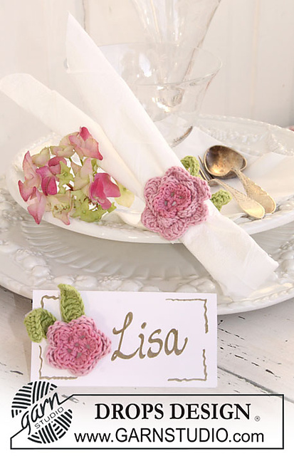 0-672 Crochet serviette and place card decoration
