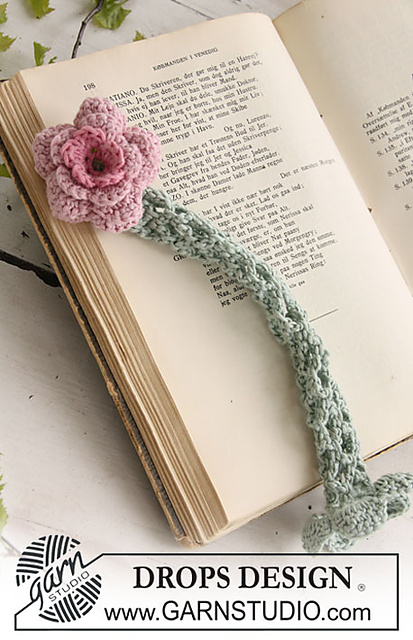 0-675 Crochet book mark with flower