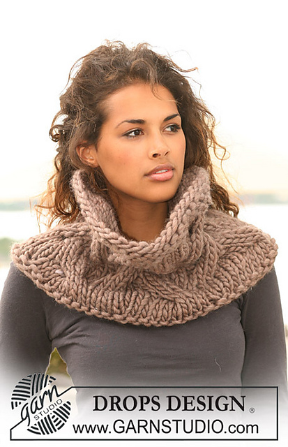 125-34 Knitted neck warmer with cables