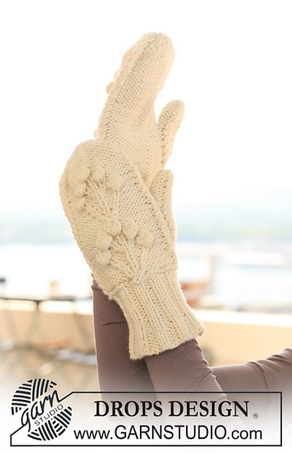 123-15 Knitted mittens with textured pattern