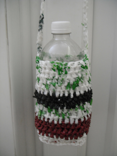 Plarn water bottle holder tutorial for square bottles