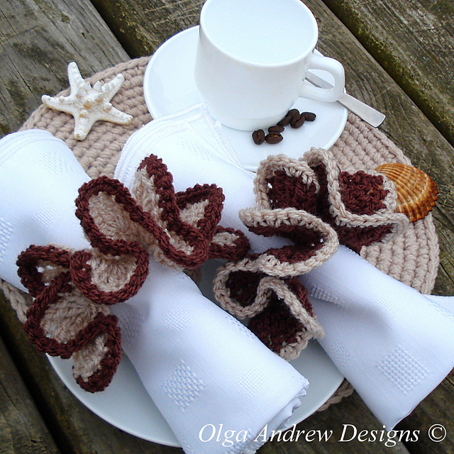 Napkin ring with Camomile petals 112