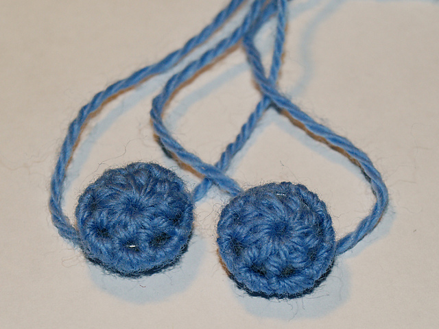 Buttons / Heklað utan um tölur