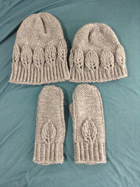 Knit cap and Mitten（木の葉模様のニットキャップとミトン）